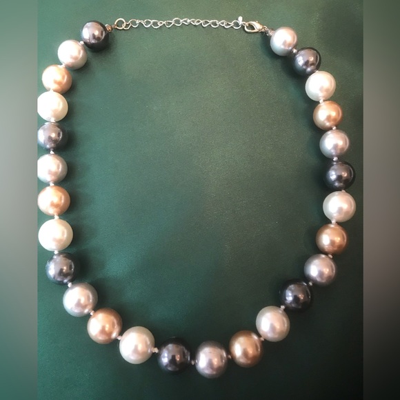 Faux Pearl Necklace - Picture 3 of 6